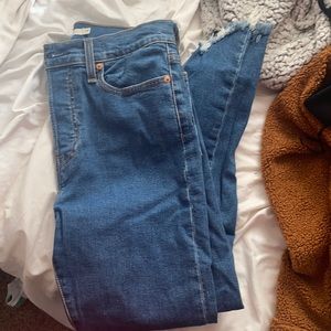 Levi dark wash wedgie skinny size 29